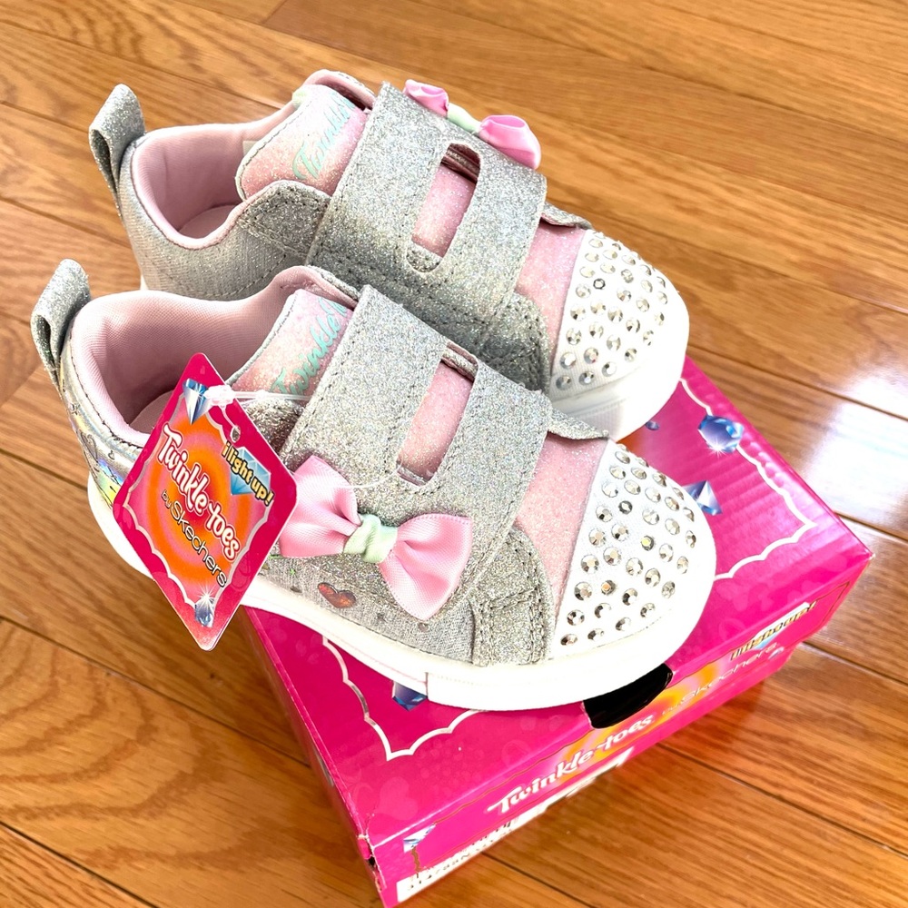NEW IN BOX! Skechers light up sneakers toddlers size 6